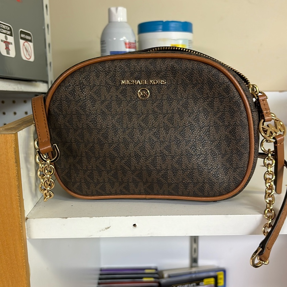Preowned Jet set small Oval crossbody MK bag